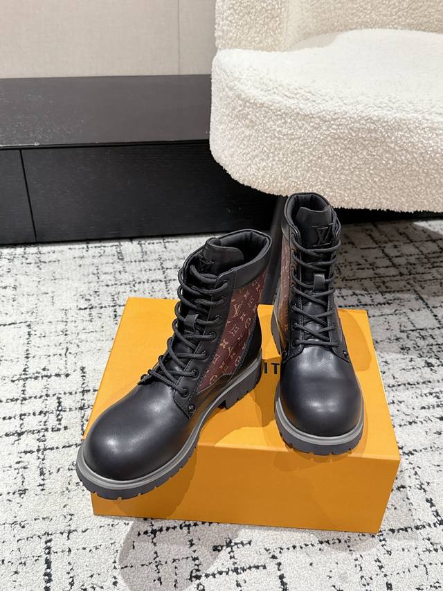 Louis Vuiteeon Lv 25 Bubble 系带鞋情侣款厚底小皮鞋老花皮棋盘格马丁靴 Lv Bubble 系带鞋取材光滑牛皮革，巧妙诠释Pharre