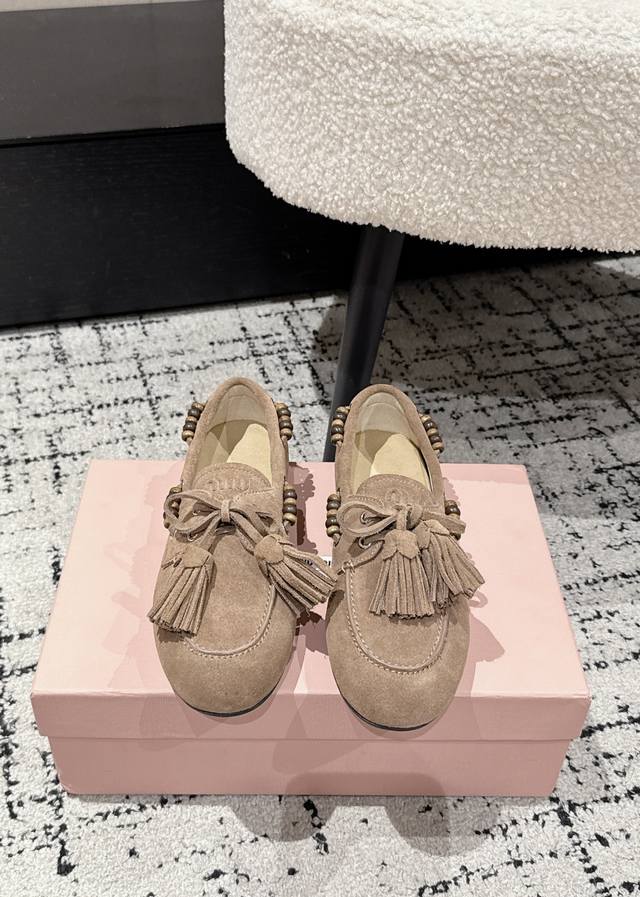 Miu Miu 繆繆 25 Fw Deck Shoes 流苏 麂皮船鞋 豆豆鞋 Miumiu家新款Deck Shoes也太有设计感了吧，秋冬氛围感拉满，舒适又时