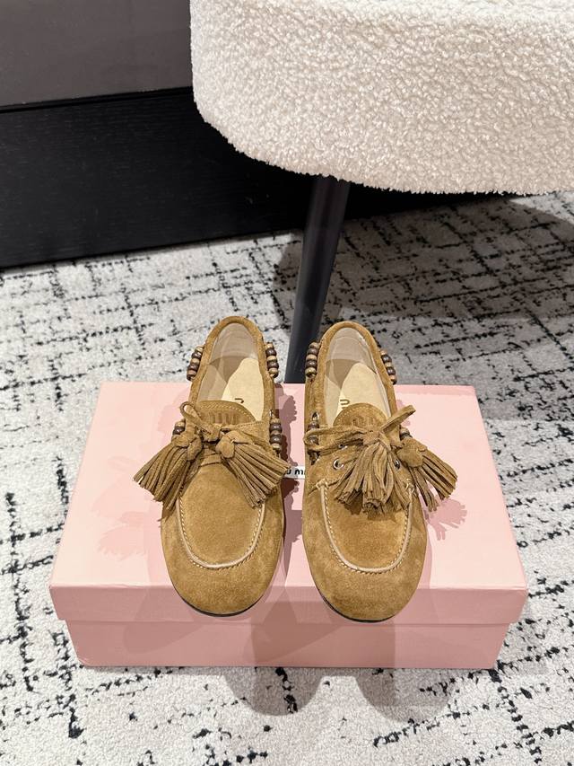 Miu Miu 繆繆 25 Fw Deck Shoes 流苏 麂皮船鞋 豆豆鞋 Miumiu家新款Deck Shoes也太有设计感了吧，秋冬氛围感拉满，舒适又时