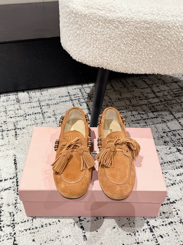 Miu Miu 繆繆 25 Fw Deck Shoes 流苏 麂皮船鞋 豆豆鞋 Miumiu家新款Deck Shoes也太有设计感了吧，秋冬氛围感拉满，舒适又时