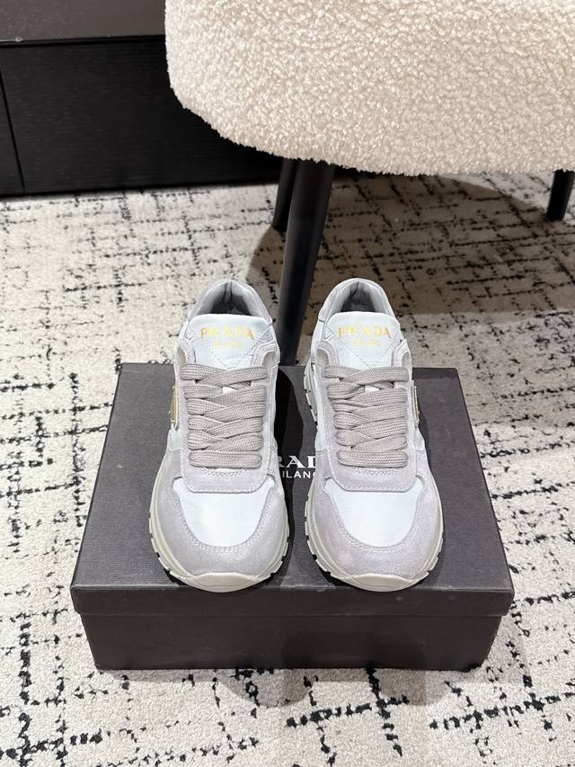女款 Prada普拉达 25 最新 Re-Nylon Prax 2.0 尼龙绒面革 系带 休闲鞋 原版购入开发 代购级版本 脚蹬一双运动鞋，轻便的尼龙拼接绒面皮