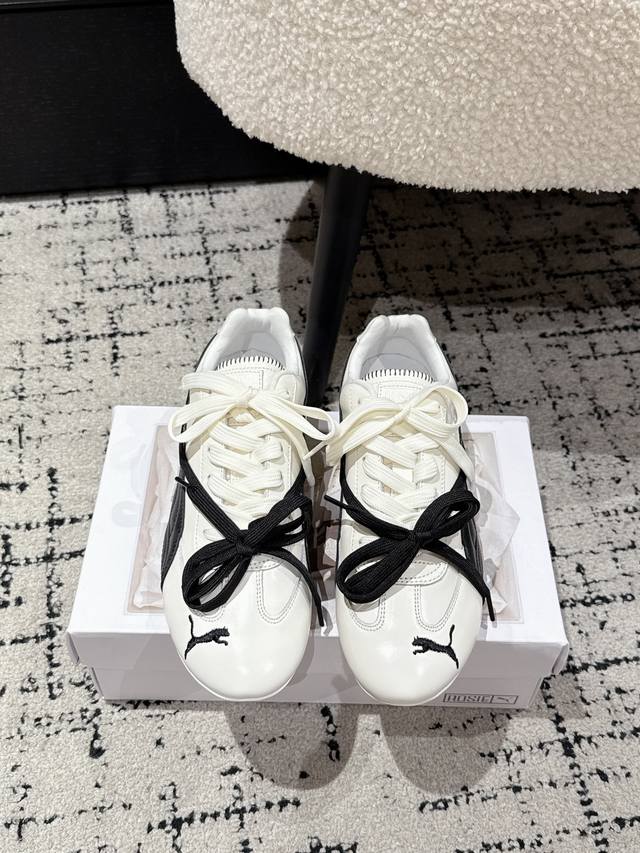 彪马 Puma Ultrasoft Speedcats Rose 同款板鞋 有黑底白饰和白底黑饰两种配色，均采用皮革材质打造，质感高级且有光泽。鞋身侧边有标志性