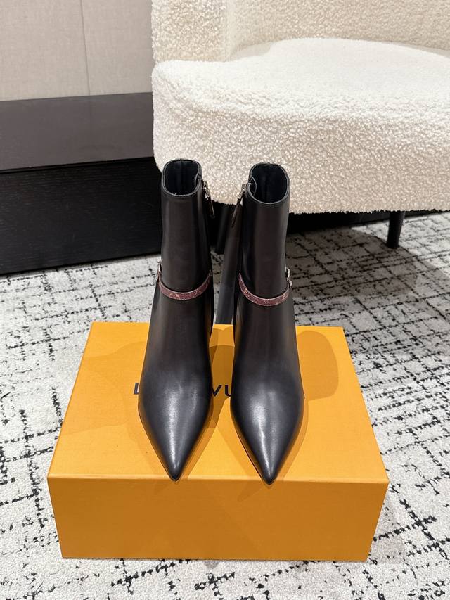 Louis Vuitton 25 早秋新款 Lv Legacy 及踝靴尖头高跟短靴侧拉链老花皮带短靴 本款 Legacy 及踝靴取材光滑牛皮革，搭配宛若品牌传统
