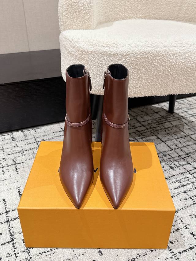 Louis Vuitton 25 早秋新款 Lv Legacy 及踝靴尖头高跟短靴侧拉链老花皮带短靴 本款 Legacy 及踝靴取材光滑牛皮革，搭配宛若品牌传统
