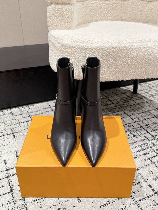 Louis Vuitton 25 早秋新款 Lv Legacy 及踝靴尖头高跟短靴侧拉链老花皮带短靴 本款 Legacy 及踝靴取材光滑牛皮革，搭配宛若品牌传统