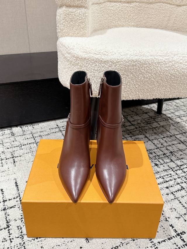 Louis Vuitton 25 早秋新款 Lv Legacy 及踝靴尖头高跟短靴侧拉链老花皮带短靴 本款 Legacy 及踝靴取材光滑牛皮革，搭配宛若品牌传统
