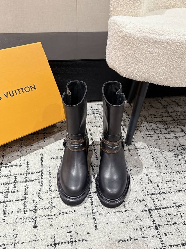 Louis Vuitton 25 秋冬新款Lv 链条短筒靴一脚蹬老花皮拼色厚底高跟切尔西短靴 本款 Lv Beaubourg切尔西及踝靴拼接光滑牛皮革和Mono