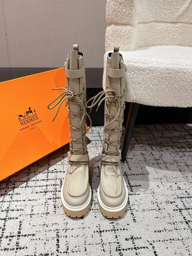 Hermes爱马仕 25 Trunk Show 秋冬新款 长靴 专柜价格P接近2W高昂的售价自然有独特的工艺和品质这款靴子的皮料全部为进口定制，内里材质也是进口