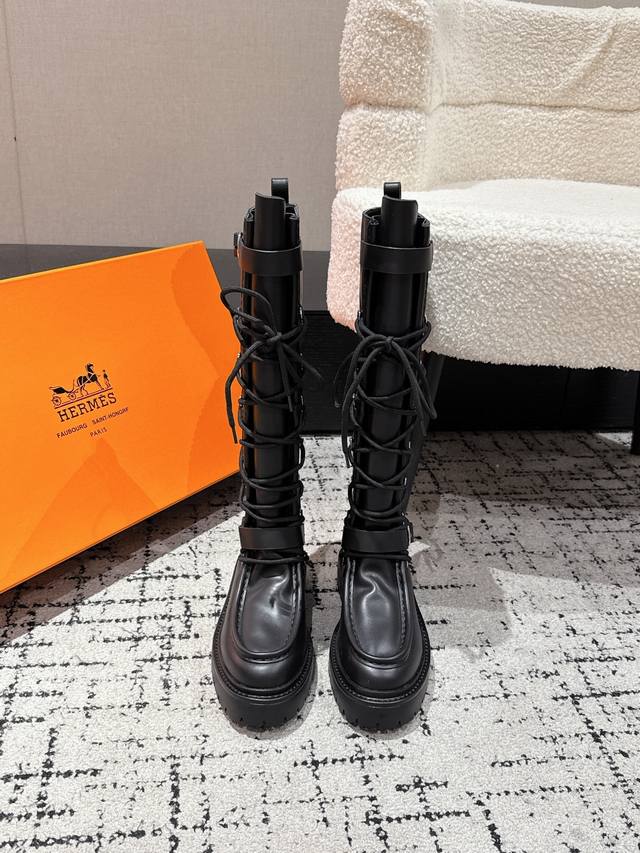 Hermes爱马仕 25 Trunk Show 秋冬新款 长靴 专柜价格P接近2W高昂的售价自然有独特的工艺和品质这款靴子的皮料全部为进口定制，内里材质也是进口