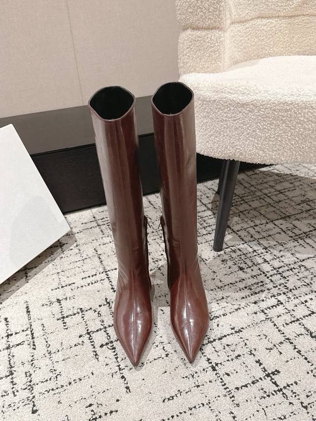 顶级版本 Khaite 25 秋冬新款绝美 尖头 长靴 又A又飒不一定斩男，但一定斩女 鞋型纤细又时髦，微微的堆积感超显腿细 女神的百搭瘦腿靴，轻松穿出时尚大长