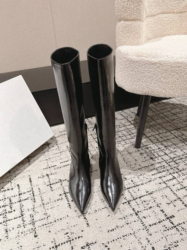 顶级版本 Khaite 25 秋冬新款绝美 尖头 长靴 又A又飒不一定斩男，但一定斩女 鞋型纤细又时髦，微微的堆积感超显腿细 女神的百搭瘦腿靴，轻松穿出时尚大长