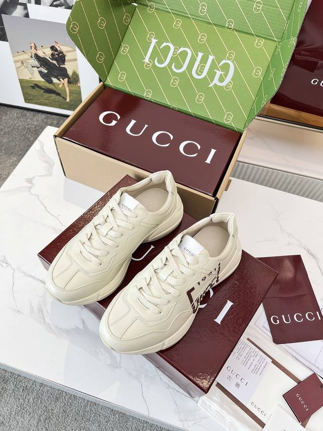 Gucci 老爹鞋，踩出你的奢华宣言 厌倦了千篇一律？渴望在人群中脱颖而出？Gucci 老爹鞋；正是你衣橱里缺失的那件风格利器！ 经典重塑，复古回潮：汲取 年代