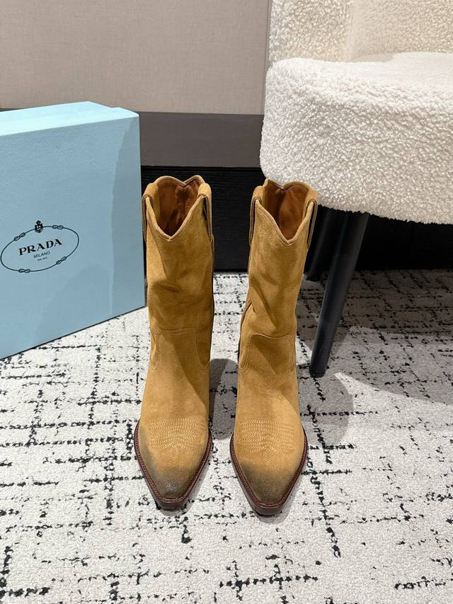顶级版本 Prada 普拉达 25 秋冬新款 尖头 西部靴 复古麂皮设计超吸睛 尖头造型拽酷拉满 上脚瞬间化身街头时髦精！绝对是今年的大爆款！！贼好看！Prad