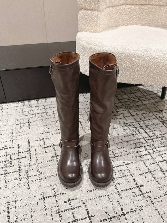 顶级版本 Prada 普拉达 25 Ss 秋冬新品 皱皱靴 机车靴长靴 Prada 骑士长靴｜ 野蛮生长 碾碎精致套路 油蜡皮揉出褶皱野心 金属扣锁住 反精致