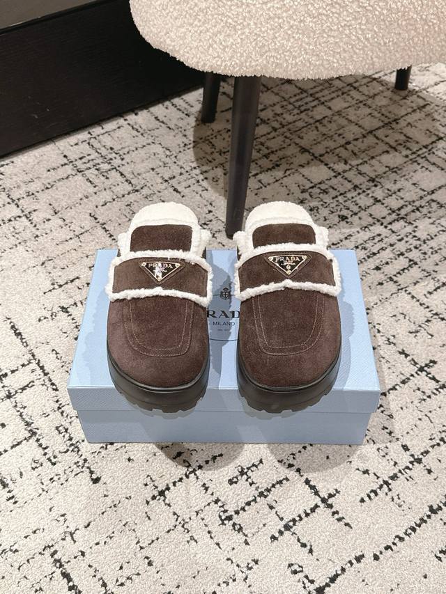 Prada普拉达 25 新款一脚蹬厚底勃肯包头半拖 这款牛筋底上脚非常舒适，今年非常爆，穿上 增高 休闲两不误，清爽的表现足以表达对鞋子的个个细节的把控！小个子