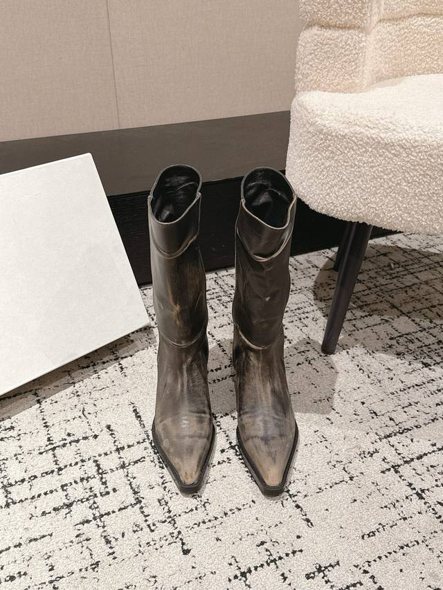 Khaite 25 秋冬新款 尖头 长靴 褶皱元素真的太有个性了，随性又不失时尚 感，穿出去绝对不会撞款。尖头设计更是巧妙地拉长了脚部线条，让整个人看起来更加优