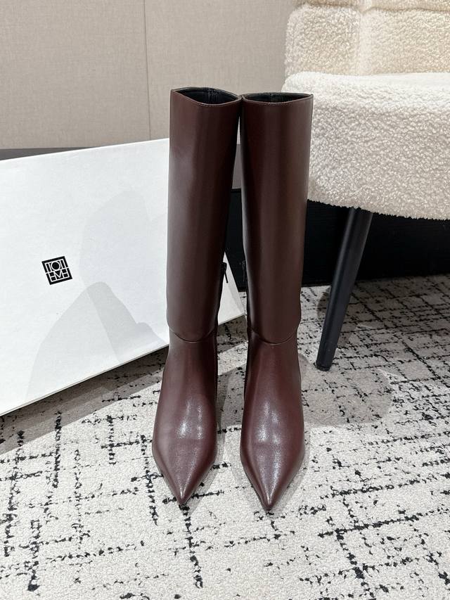 Toteme 25 秋冬新款复古坡跟长靴尖头侧拉链 骑士靴 时髦极小尖头搭配坡跟的设计 潇洒百搭而且脚感很稳。鞋型纤细又时髦，微微的堆积感超显腿细 女神的百搭瘦