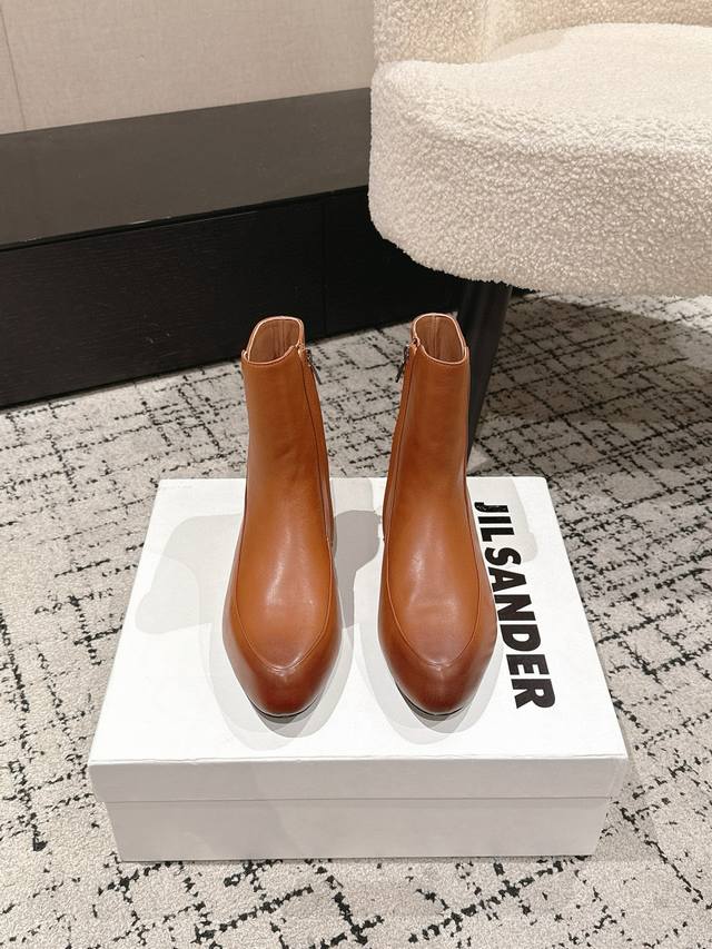Jil Sander 吉尔桑达 25 秋季 最新 极简内增高及踝靴侧拉链圆头短靴切尔西奶奶靴 简约大气款！上身无敌修饰腿型！真的帅Bao了！！内增高设计上脚巨显