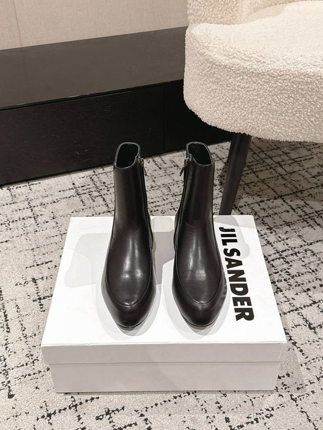 Jil Sander 吉尔桑达 25 秋季 最新 极简内增高及踝靴侧拉链圆头短靴切尔西奶奶靴 简约大气款！上身无敌修饰腿型！真的帅Bao了！！内增高设计上脚巨显