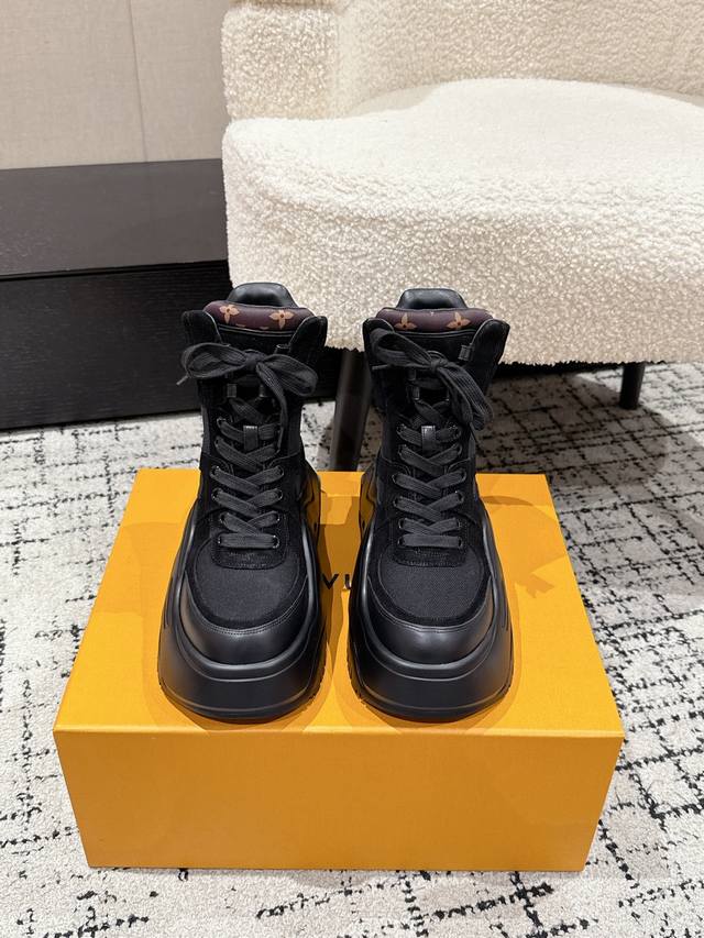 顶级版本 Lv驴牌 25 新款秋冬厚底马丁靴短靴 楦型百搭瘦脚Yyds.造型立体饱满，气质满满 上脚舒适 非常复古风、气场十足。 面料：牛皮 内里：羊皮 大底：