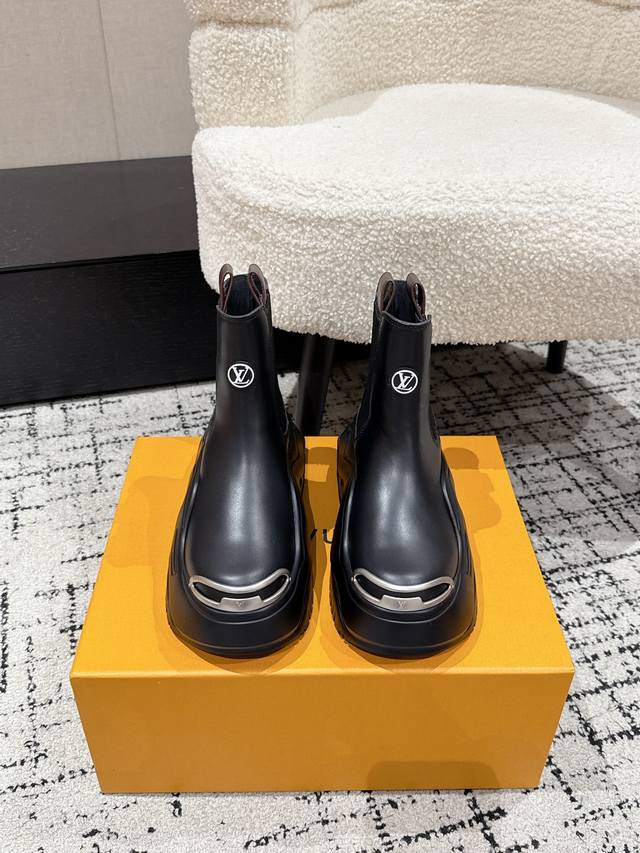 顶级版本 Lv驴牌 25 新款秋冬厚底马丁靴短靴 楦型百搭瘦脚Yyds.造型立体饱满，气质满满 上脚舒适 非常复古风、气场十足。 面料：牛皮 内里：羊皮 大底：