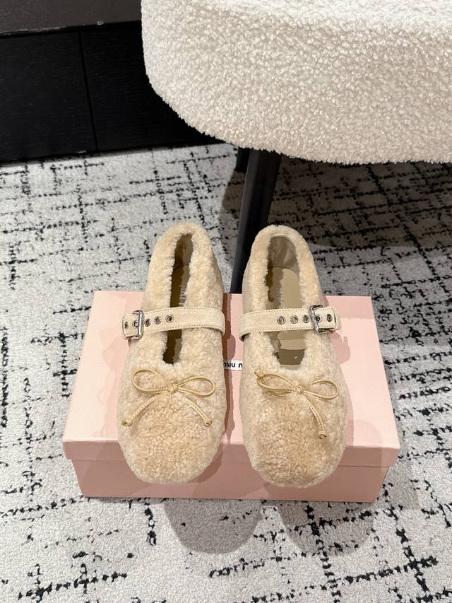 Miu Miu 缪缪 秋冬新款 25 蝴蝶结玛丽珍羊卷毛芭蕾舞单鞋 这款羊卷毛芭蕾平底鞋上，羊卷毛不仅突显出其细腻差异，更展现了精致至极的细节。风格时尚，搭扣与