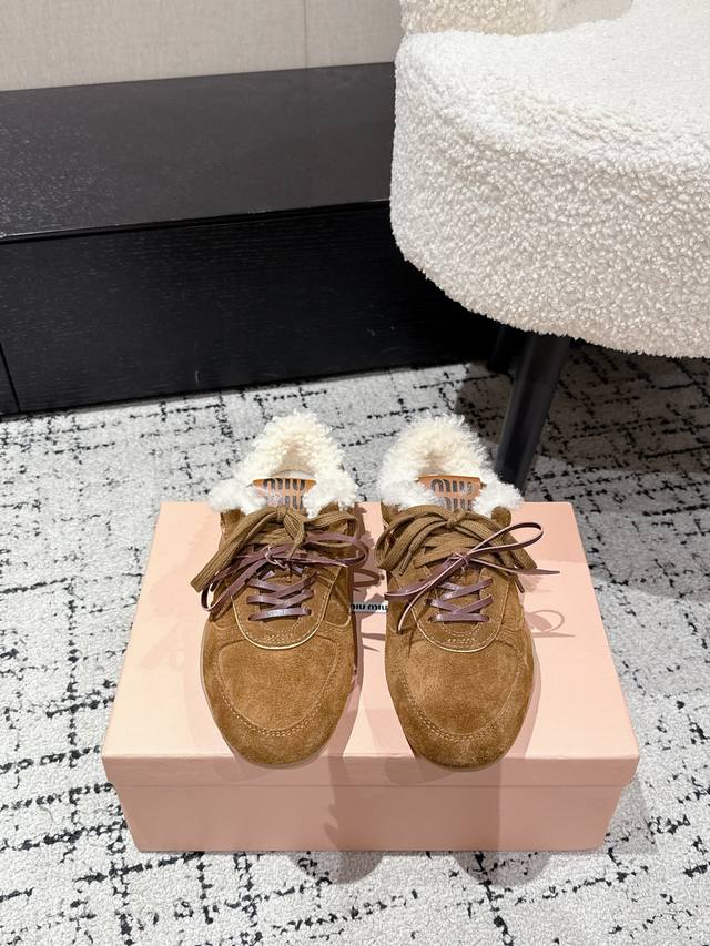 Miu Miu 缪缪 25Ss秋冬走秀新款系带德训鞋 休闲 运动鞋 这款系带休闲运动鞋～日常穿着必选 上脚超级好看舒适 经典百搭的绝绝子单品 面料：进口订制反绒