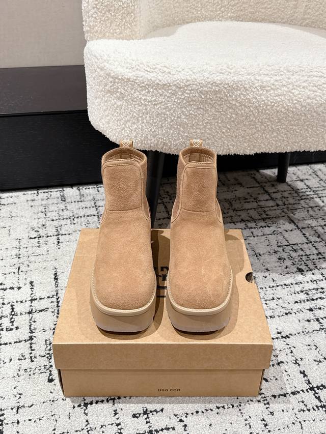 Ugg 25 最新 雪地靴 年度最火Ugg厚底雪地靴剧透来了 忍不住要剧透一下，看到市场各种版本满天飞，独家定制对色开模的组合底马上就要出货了 这款Ugg厚底短