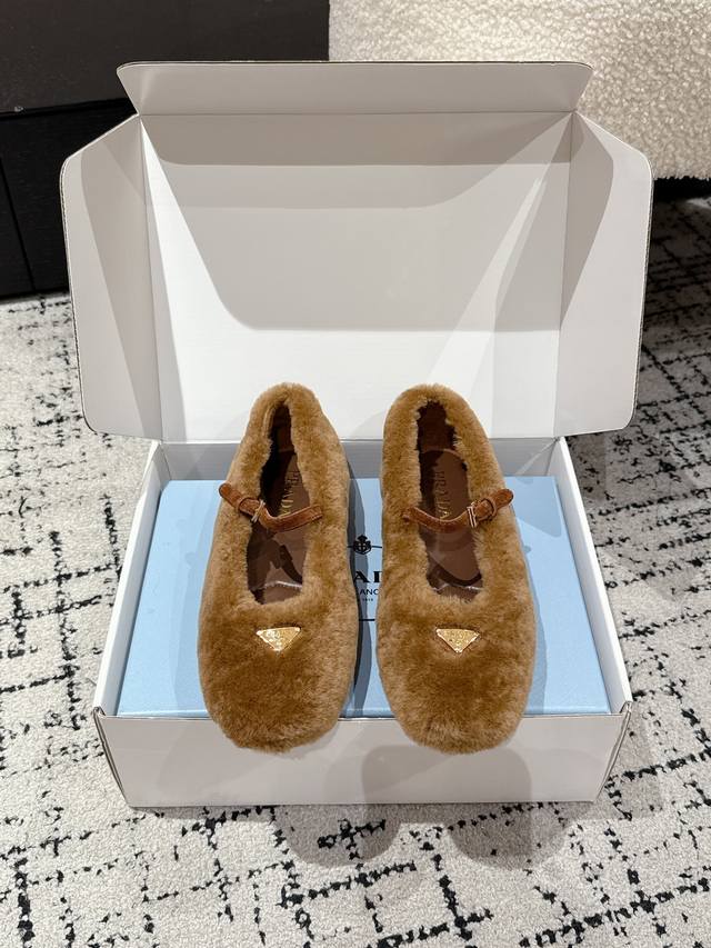 顶级版本 Prada普拉达 25 秋冬 三角标芭蕾舞鞋平底鞋玛丽珍 毛鞋 这款Nappa羊毛面包芭蕾平底鞋以锥形轮廓展现出优雅魅力。采用圆头设计，经典线条搭配雅