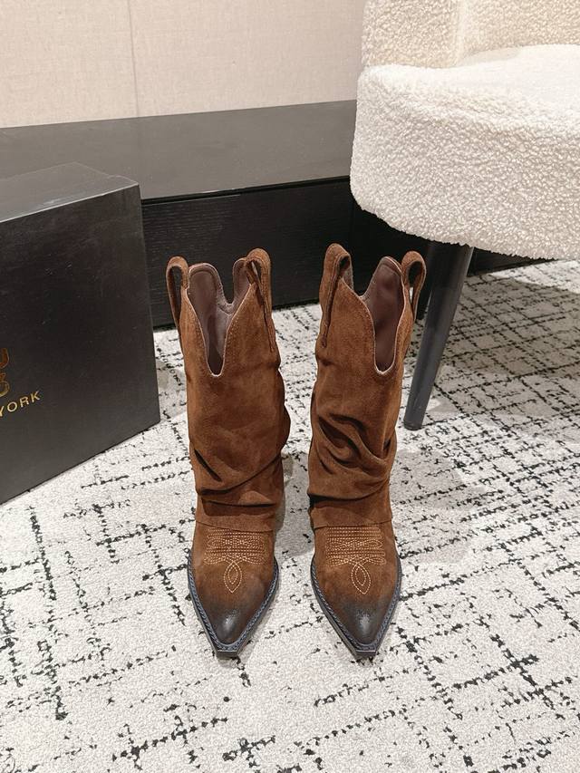 R13 25 秋冬新品新品复古 西部靴 复古麂皮褶皱设计超吸睛 尖头造型拽酷拉满 上脚瞬间化身街头时髦精 轻松拿捏美式复古腔调 鞋面：进口麂皮 内里：进口牛皮