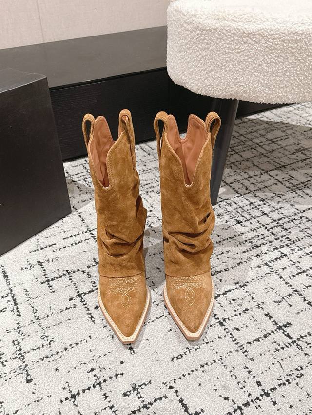 R13 25 秋冬新品新品复古 西部靴 复古麂皮褶皱设计超吸睛 尖头造型拽酷拉满 上脚瞬间化身街头时髦精 轻松拿捏美式复古腔调 鞋面：进口麂皮 内里：进口牛皮