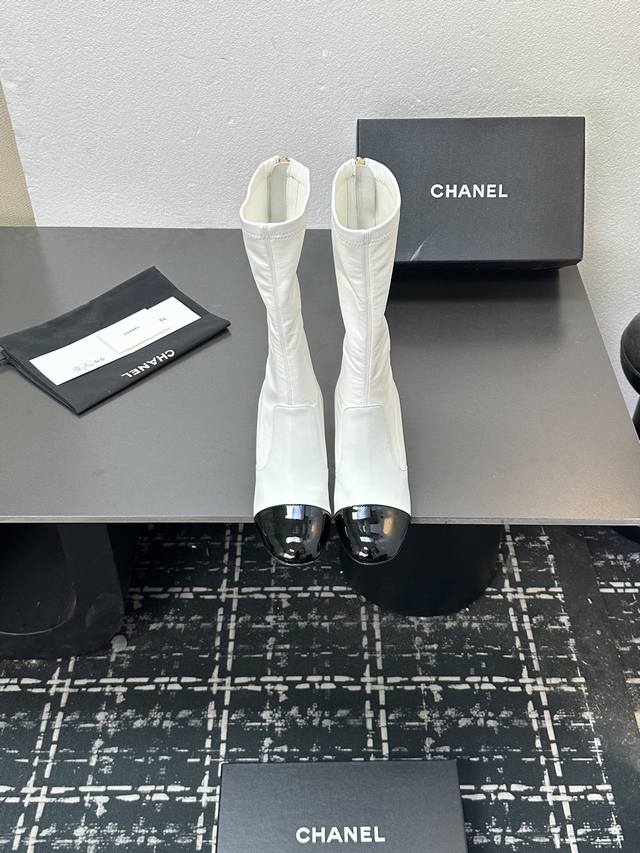 2025小香短靴，本季秋冬季必备单品！！ 香奈儿秋冬重工爆款短靴 小红书力推款，怎么搭配都好看，时髦精必备，香奈儿女士钟爱简约又难以抗拒搭配展现与众不同的穿搭风