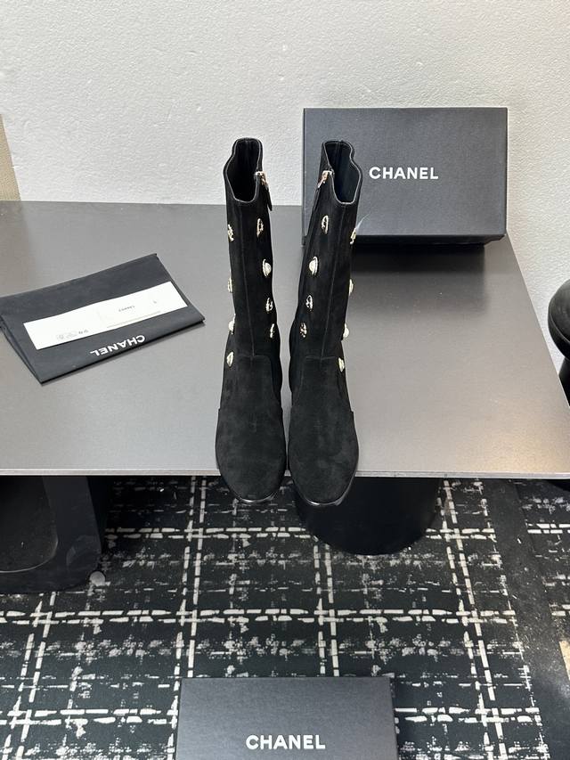 2025小香短靴，本季秋冬季必备单品！！ 香奈儿秋冬重工爆款短靴 小红书力推款，怎么搭配都好看，时髦精必备，香奈儿女士钟爱简约又难以抗拒搭配展现与众不同的穿搭风