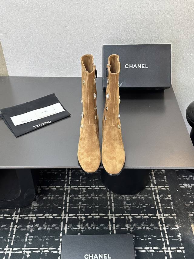 2025小香短靴，本季秋冬季必备单品！！ 香奈儿秋冬重工爆款短靴 小红书力推款，怎么搭配都好看，时髦精必备，香奈儿女士钟爱简约又难以抗拒搭配展现与众不同的穿搭风