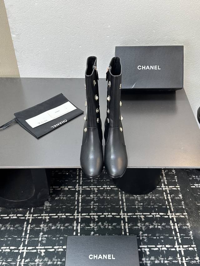 2025小香短靴，本季秋冬季必备单品！！ 香奈儿秋冬重工爆款短靴 小红书力推款，怎么搭配都好看，时髦精必备，香奈儿女士钟爱简约又难以抗拒搭配展现与众不同的穿搭风