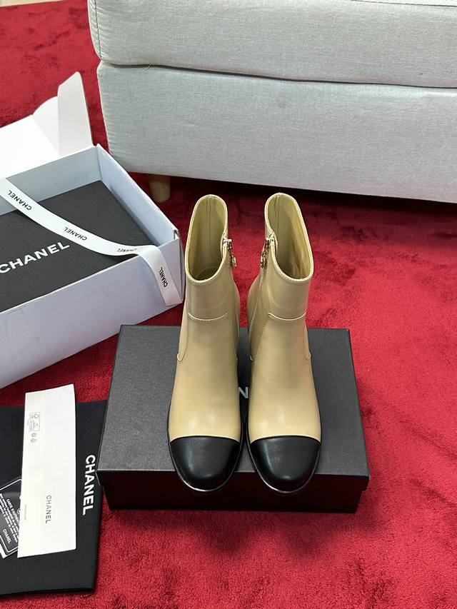 厂价 顶级版本 Chanel官网同款， 香奈儿新款短靴，简约大方，此款时尚百搭脚感舒适，进口头层牛皮，羊皮内里，真皮大底，跟高6.5Cm 码数：35-39 40