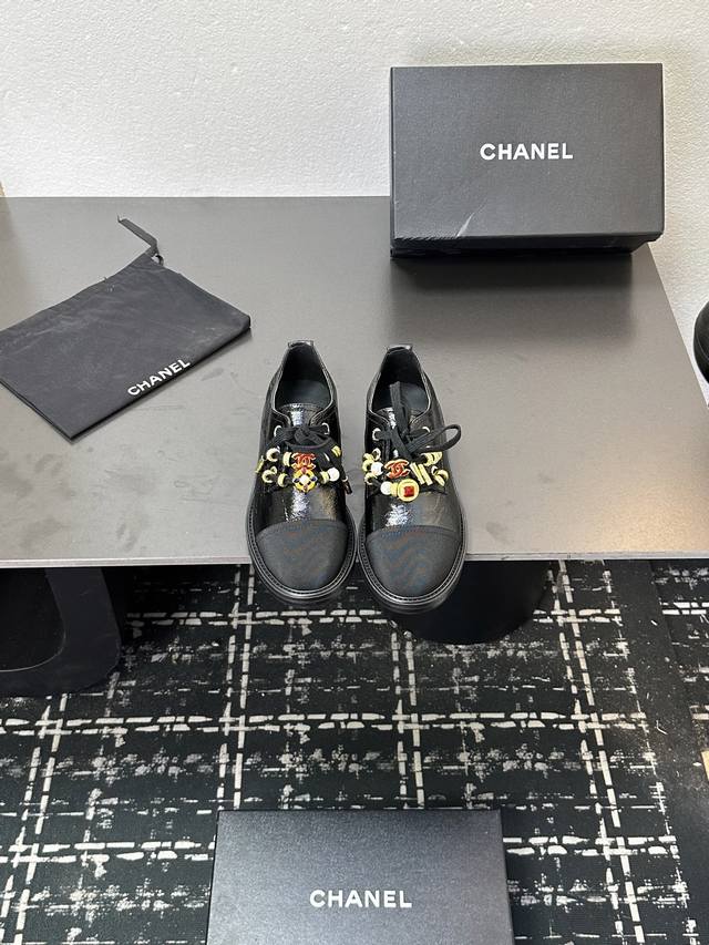 小香 本季秋冬季必备单品！！ 香奈儿秋冬重工爆款 小红书力推款，怎么搭配都好看，时髦精必备，香奈儿女士钟爱简约又难以抗拒系搭配展现与众不同的穿搭风格、自由混搭闪