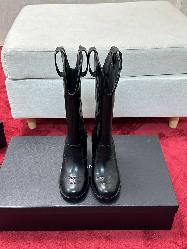 厂价 Chane*｜小香24K秋冬新品 电绣粗跟复古西部牛仔靴 今年是掉进靴坑里出不来了 这款鞋头一定要细品 太秀气啦 复古民族风刺绣图案，独有设计风格 帅气又