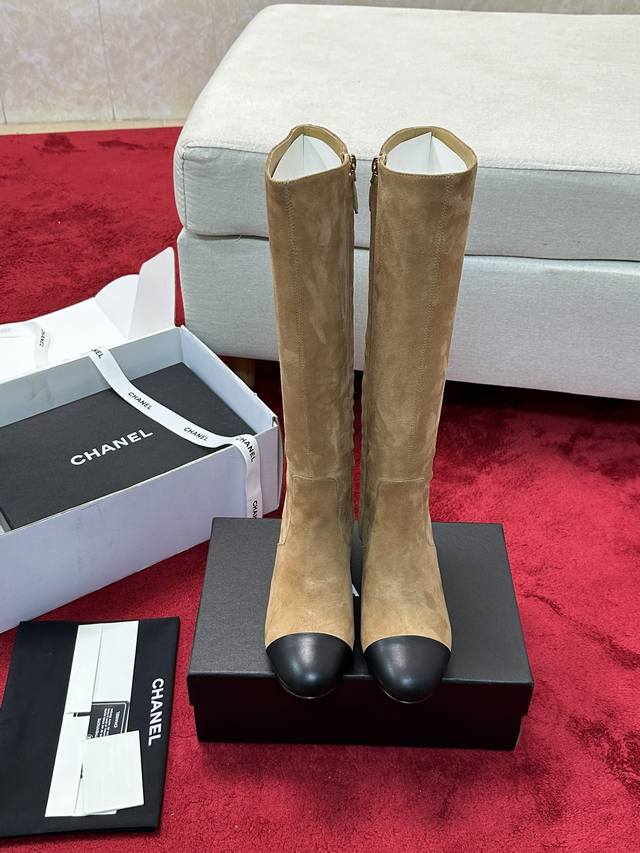 厂价 顶级版本 Chanel官网同款， 香奈儿新款长靴，简约大方，时尚百搭脚感舒适， 鞋面：进口羊京+羊皮 内里：羊皮 跟高：5Cm 码数：35-39 注意40