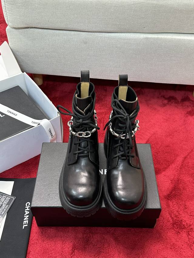 厂价 Chane* ｜小香24B秋冬新品 圆头复古双C链条厚底马丁靴 复古感街头风 率性又独特 一下子冲击了我的审美上 面料采用进口小牛皮 内里垫脚均为羊皮 原