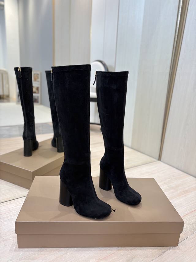 出厂价Pp： 独家推出圆头徽标粗跟弹力长靴 Burberry博柏利英国奢侈品牌，原版1:1复制，贴身弹力及膝靴，设计圆形靴头粗跟，装饰品牌标志图案。 靴面：进口