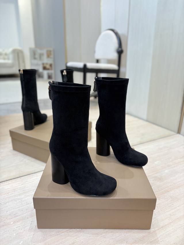 出厂价Pp： 独家推出圆头徽标粗跟弹力长靴 Burberry博柏利英国奢侈品牌，原版1:1复制，贴身弹力及膝靴，设计圆形靴头粗跟，装饰品牌标志图案。 靴面：进口