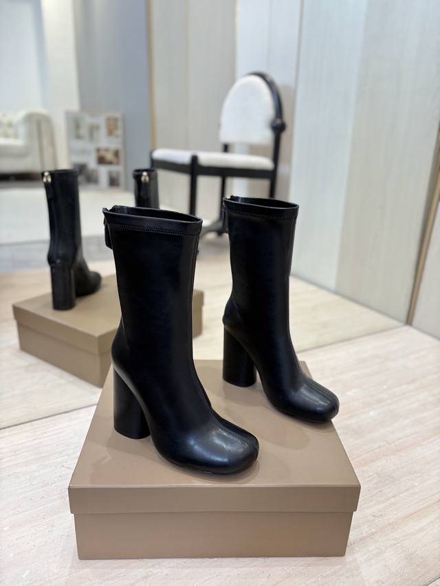 出厂价Pp： 独家推出圆头徽标粗跟弹力长靴 Burberry博柏利英国奢侈品牌，原版1:1复制，贴身弹力及膝靴，设计圆形靴头粗跟，装饰品牌标志图案。 靴面：进口