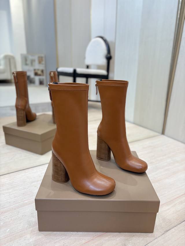 出厂价Pp： 独家推出圆头徽标粗跟弹力长靴 Burberry博柏利英国奢侈品牌，原版1:1复制，贴身弹力及膝靴，设计圆形靴头粗跟，装饰品牌标志图案。 靴面：进口