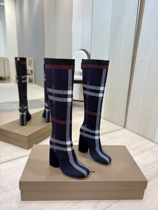 出厂价P 独家推出圆头粗跟格纹弹力针织袜长靴 Burberry博柏利英国奢侈品牌，典藏米色，原版1:1复制，贴身弹力针织式及膝靴，设计圆形靴头粗跟，装饰品牌标志
