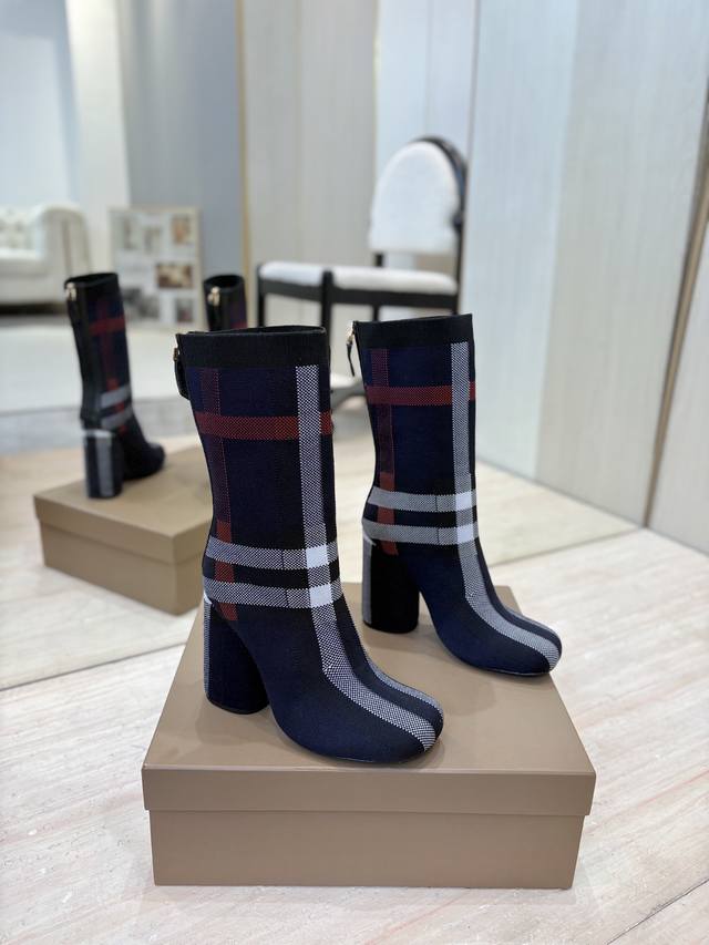 出厂价P 独家推出圆头粗跟格纹弹力针织袜长靴 Burberry博柏利英国奢侈品牌，典藏米色，原版1:1复制，贴身弹力针织式及膝靴，设计圆形靴头粗跟，装饰品牌标志
