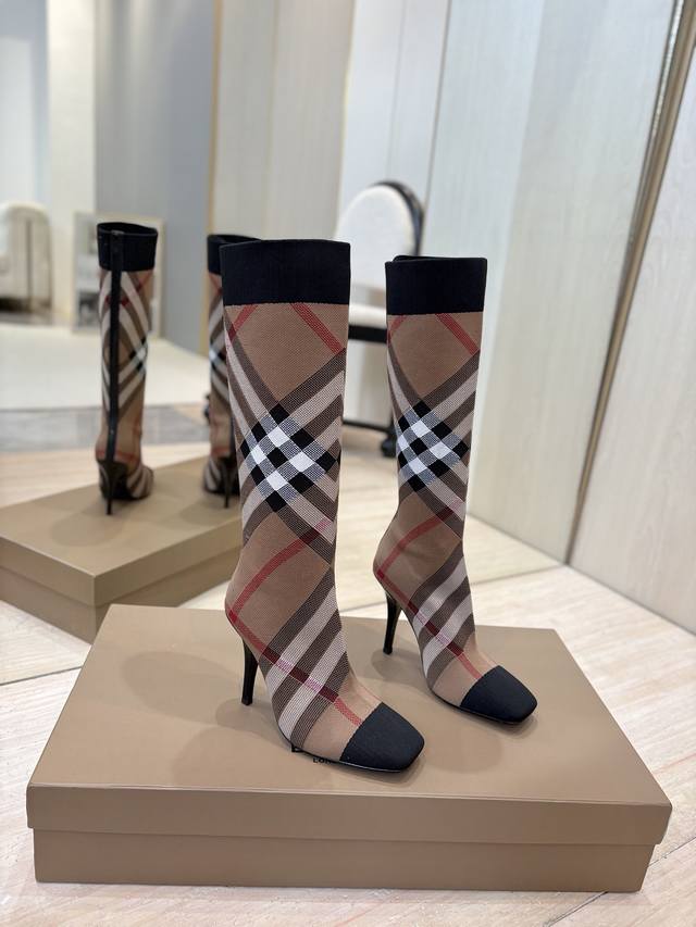出厂价P 博柏利 独家 推出方头细跟格纹弹力针织袜长靴 Burberry博柏利英国奢侈品牌，典藏米色，原版1:1复制，贴身弹力针织式及膝靴，设计圆形靴头粗跟，装