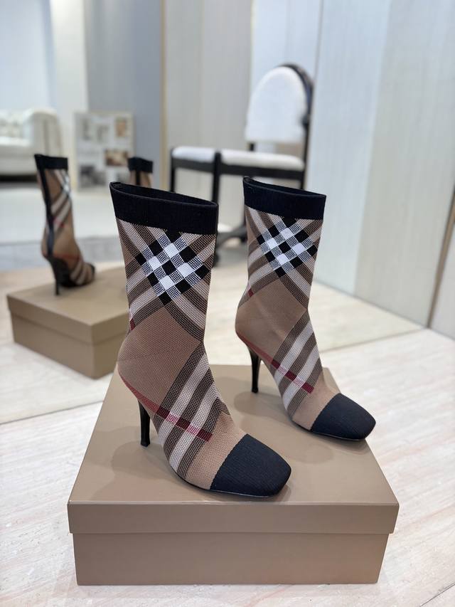 出厂价P 博柏利 独家 推出方头细跟格纹弹力针织袜长靴 Burberry博柏利英国奢侈品牌，典藏米色，原版1:1复制，贴身弹力针织式及膝靴，设计圆形靴头粗跟，装