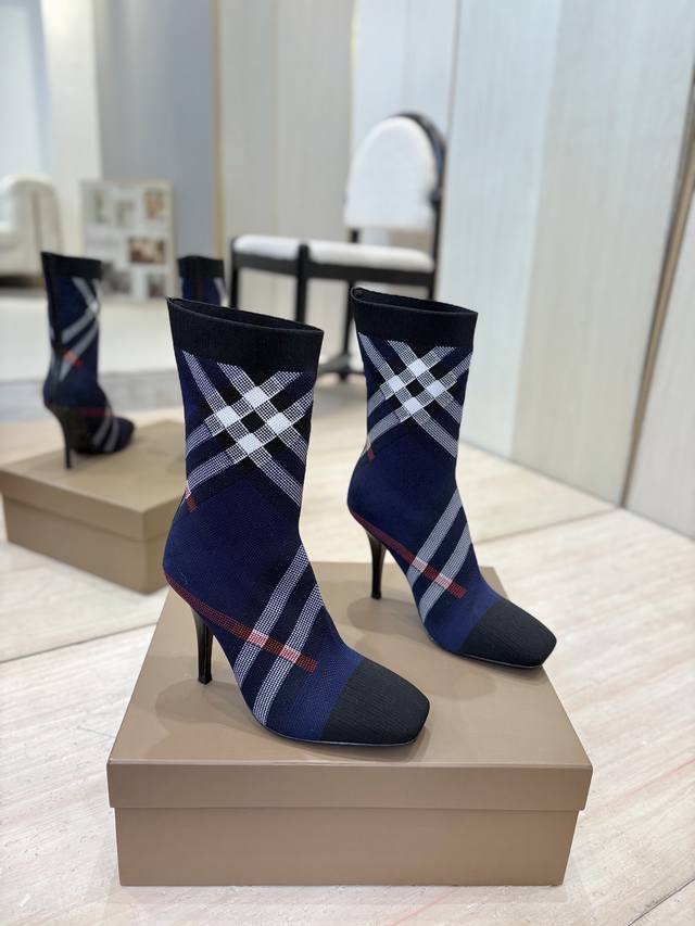 出厂价P 博柏利 独家 推出方头细跟格纹弹力针织袜长靴 Burberry博柏利英国奢侈品牌，典藏米色，原版1:1复制，贴身弹力针织式及膝靴，设计圆形靴头粗跟，装