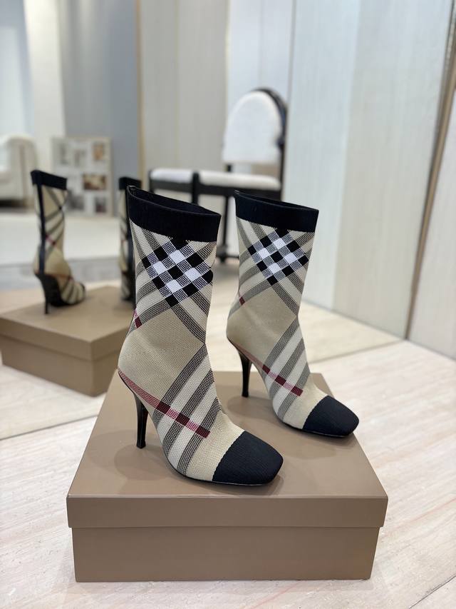出厂价P 博柏利 独家 推出方头细跟格纹弹力针织袜长靴 Burberry博柏利英国奢侈品牌，典藏米色，原版1:1复制，贴身弹力针织式及膝靴，设计圆形靴头粗跟，装
